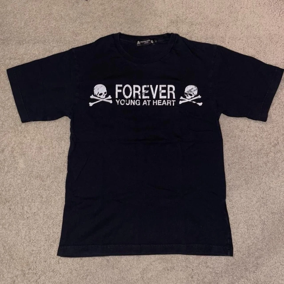 Camiseta Mastermind Japan Forever Young at Heart Love & Peace Negra Mediana Foto 2 de 3
