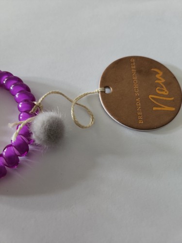Pulsera Brenda Schoenfeld Now Stretch púrpura con pompón colgante - Imagen 2 de 3