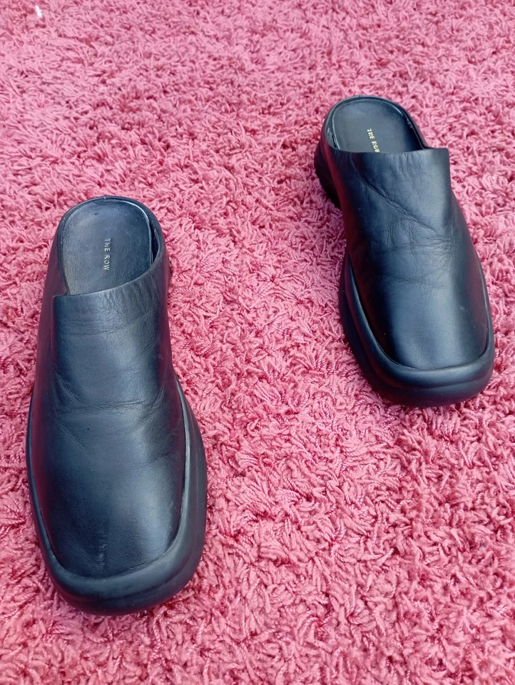 Zuecos y mulas de cuero The Row negros talla 37 Foto 3 de 4