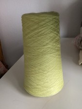  Żółty akrylowy stożek przędzy do dziania maszynowego. 