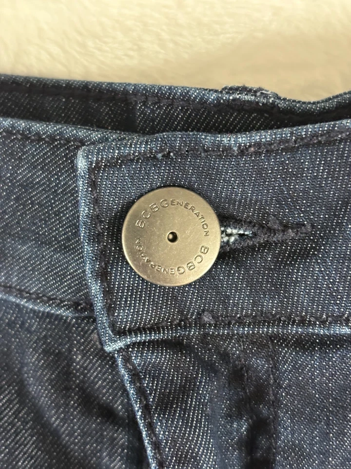 Pantalones Cortos de Jean BCBGeneration Mujer Talla 28 Azul Denim Lavado Oscuro Tiro Medio Dobladillo Deshilachado Foto 3 de 4