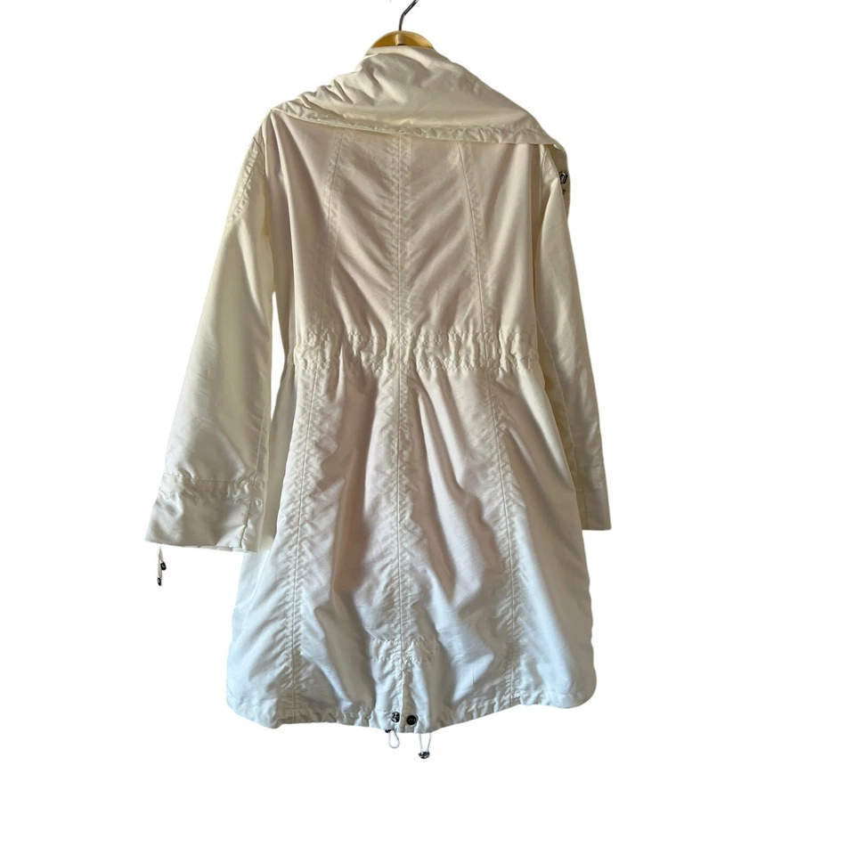Chaqueta parka cortavientos blanca deportiva AK Anne Klein para mujer talla grande  Foto 3 de 4
