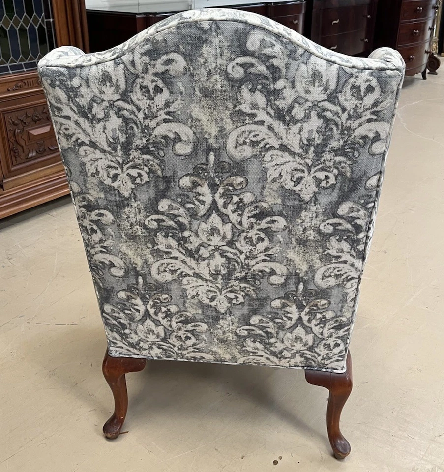 Sillón francés Luis XV con respaldo de ala con tapicería nueva Foto 4 de 4