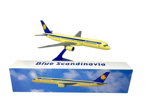 Flight Miniatures Blue Scandinavia 757-200 1:200 Scale Model Airplane - Picture 3 of 3