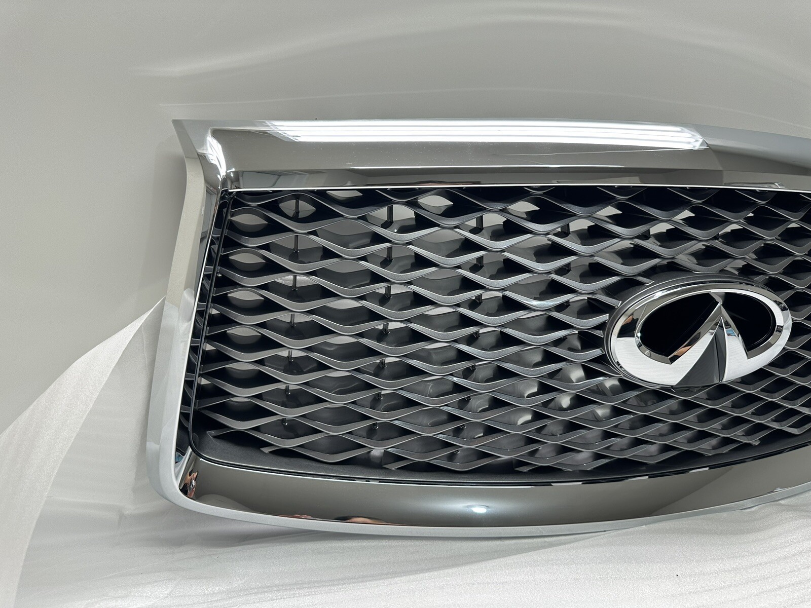 2018 2019 2020 2021 INFINITI QX80 GRILLE W/CAMERA GRILL OEM 623106GW0A