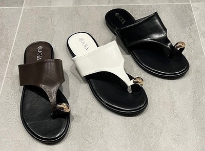 Damen Kunstleder Slipper Zehenring/Schlaufe Sandalen mit goldenen Metalldetails