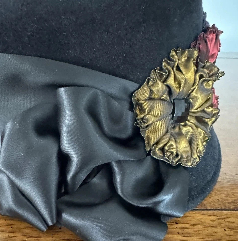 Sombrero estilo Cloche con ribete de cinta negra verde Louise  Foto 2 de 4