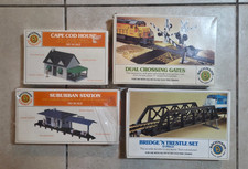 VINTAGE BACHMANN HO MISB CAPE COD HOUSE, SUBURBAN STATION, BRIDGE, CROSSING GATE