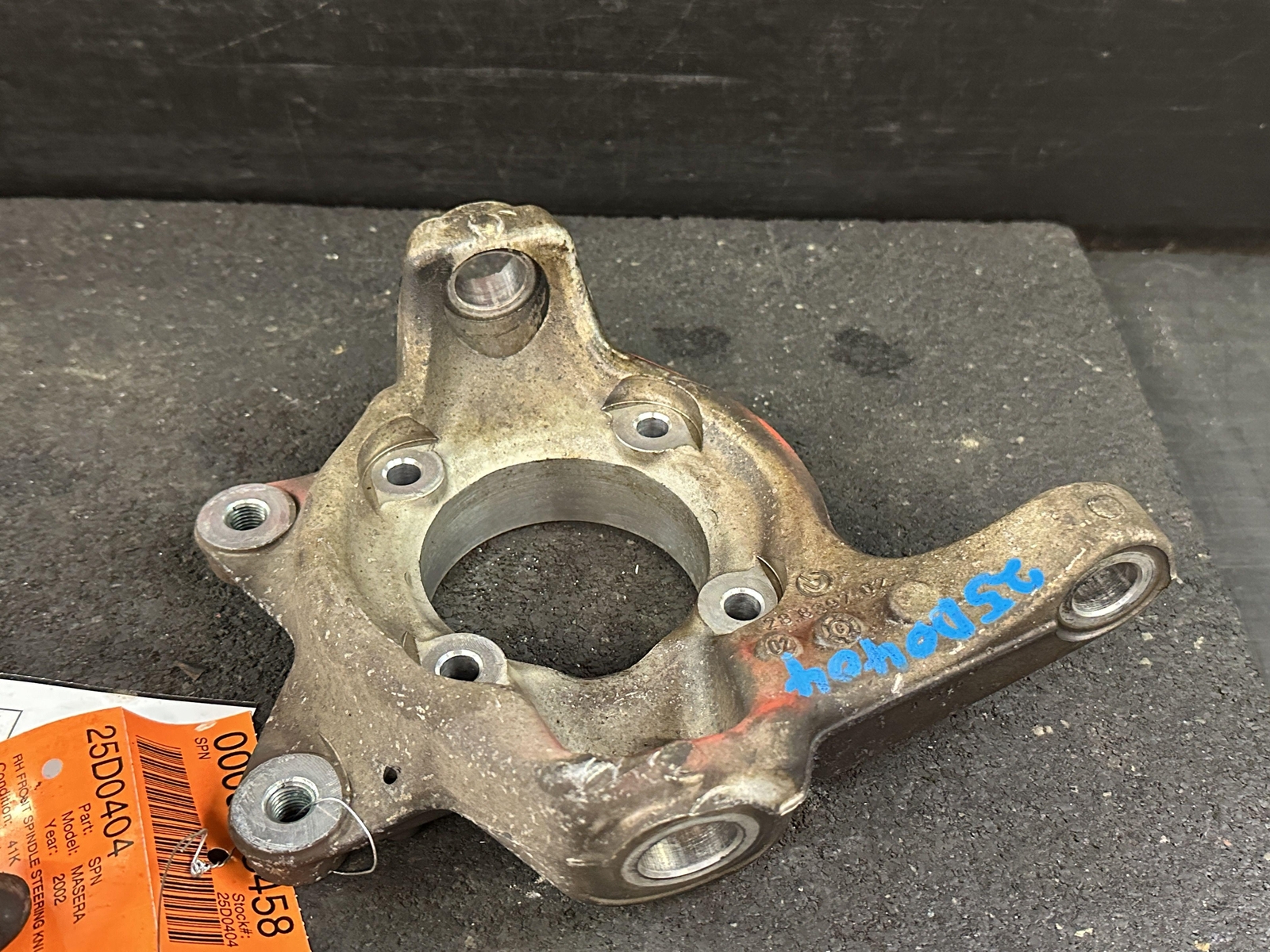 02-06 MASERATI SPYDER FRONT PASSENGER RIGHT RH SPINDLE STEERING KNUCKLE
