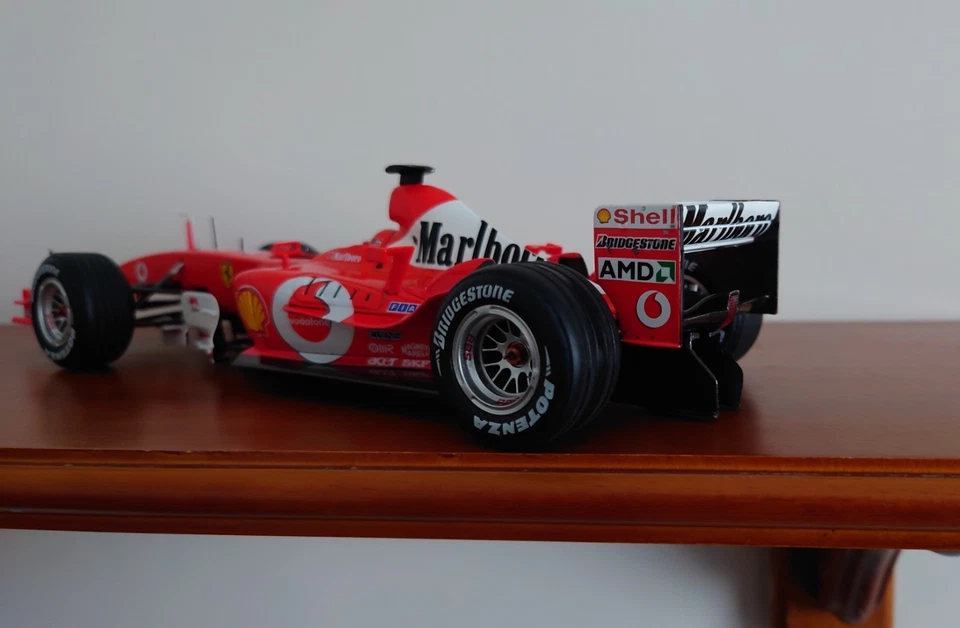 Michael Schumacher 2003 Campeón del Mundo 1/18 Japón Hot Wheels Elite **Actualizaciones** Foto 3 de 4