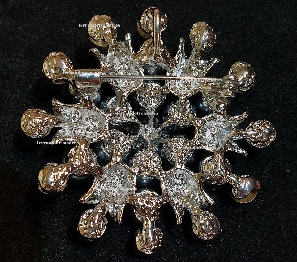 Colgante prendedor de perlas plateadas y grises de diamantes de imitación de cristal copo de nieve con bolsa dorada Foto 2 de 4