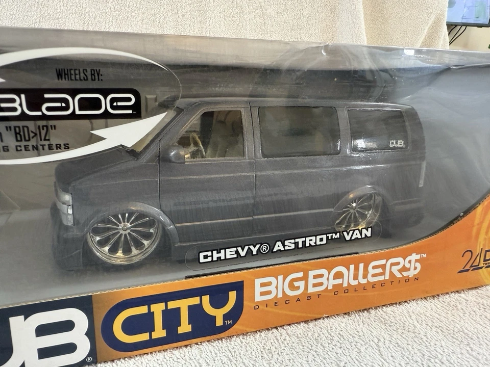 Dub City Chevy Astro Van - 1:18 sin usar, en caja rara Foto 2 de 4