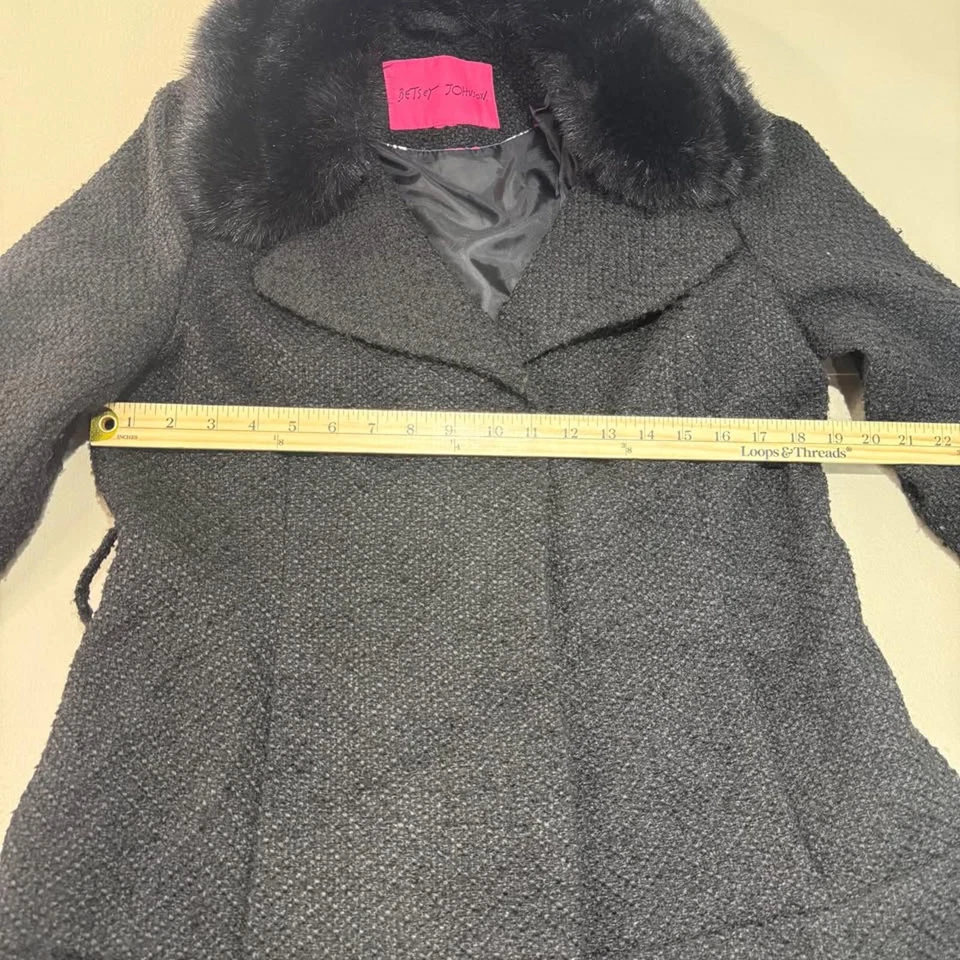 Jaqueta feminina Betsey Johnson com gola de pele sintética G - Imagem 4 de 4