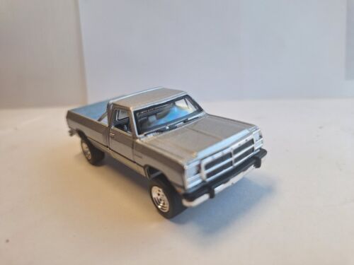 Dodge Ram D250 1992 1/64 con remolque y carga compacta Cat 297D2 sobre orugas - Imagen 2 de 2