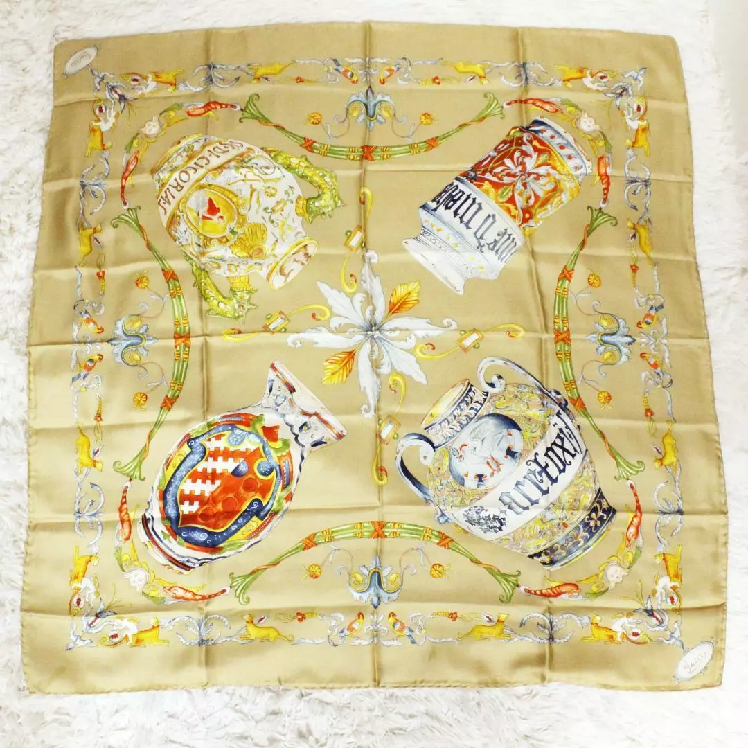 Gucci écharpe beige soie grand vase ange oiseau animal femme du Japon occasion