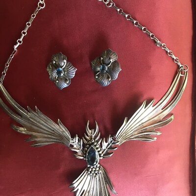 Handwerklich hergestellte Sterlingsilber Ohrringe und Schmetterling Anhänger mit blauen Topas Steinen
