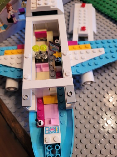 LEGO FRIENDS: Heartlake Private Jet (41100) - Picture 3 of 3