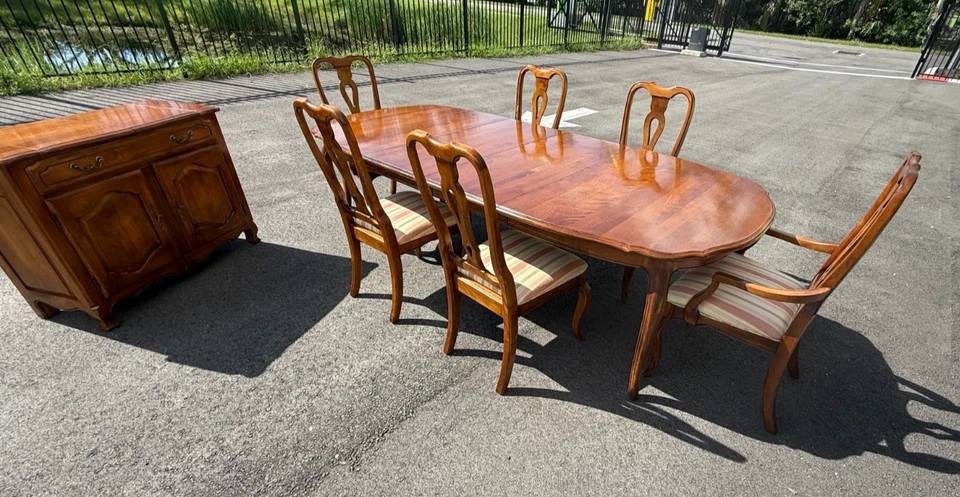 Juego de comedor francés Ethan Allen Country, cabaña, servidor, mesa y 6 sillas Foto 2 de 4