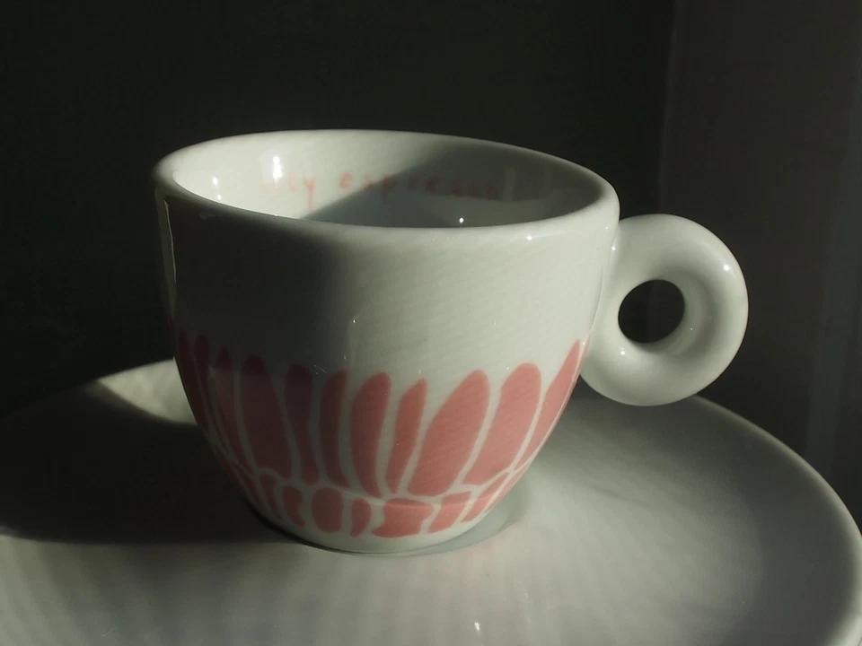 Juego de cuatro tazas de café espresso con platillos Illy Foto 3 de 4