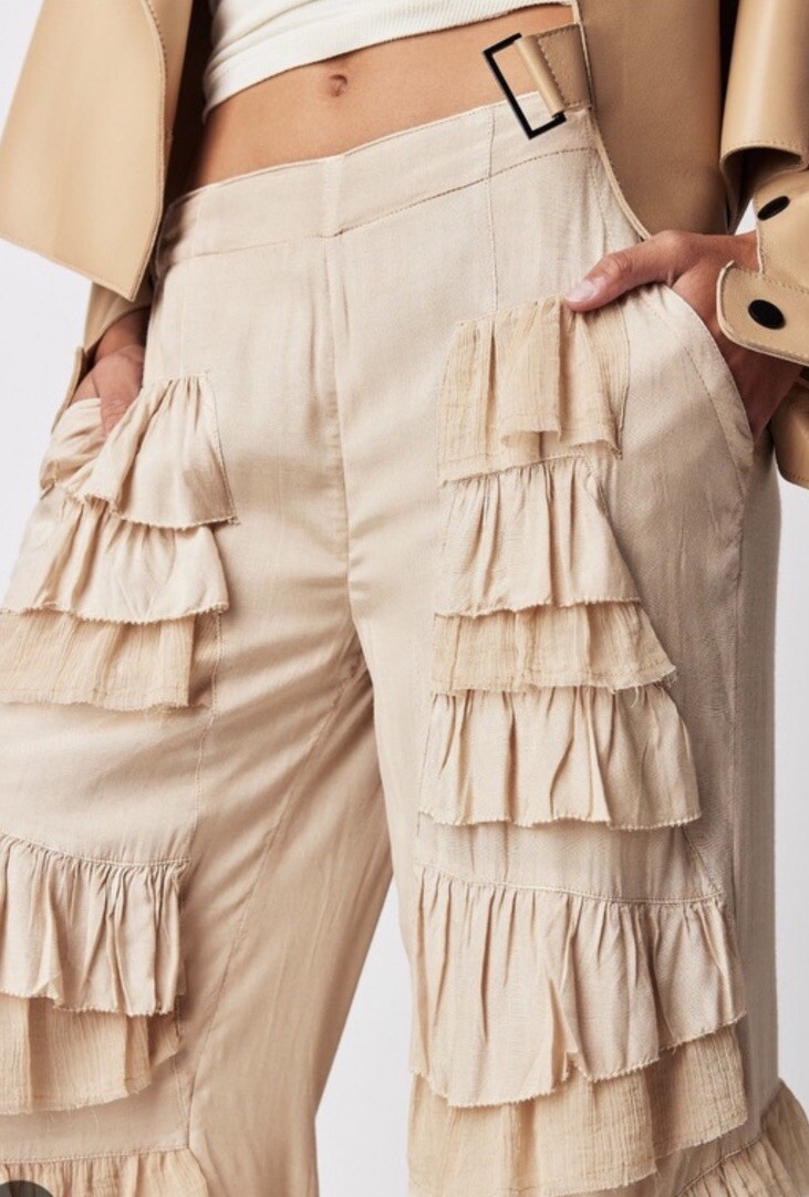 Free People Rock And Frill Pants Tiered Ruffle Smock Waist Sand Jam Tan XS NEW Free People Rock And Frill Pants Tiered Ruffle Smock Waist Sand Jam Tan XS NEW