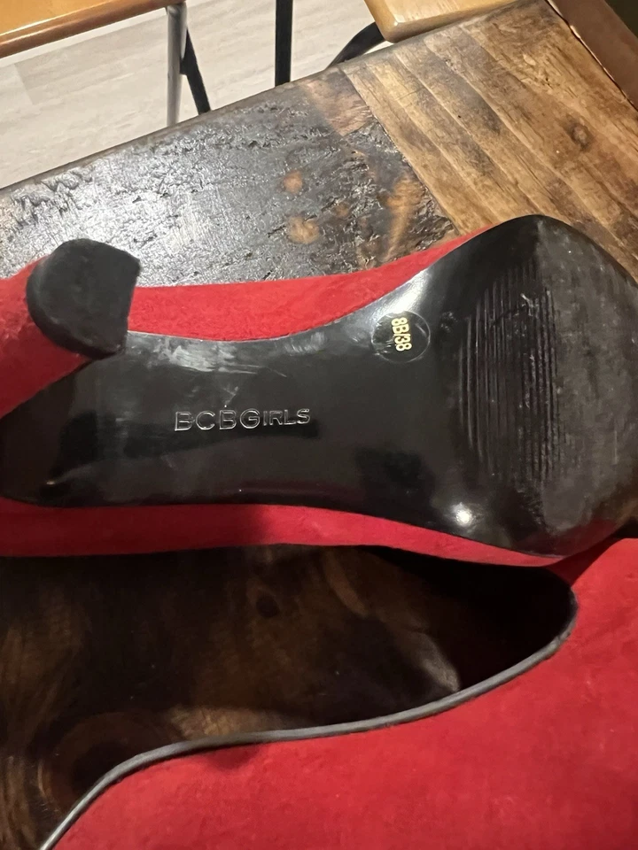 Zapatos de salón BCBGirls de gamuza rojos para mujer talla 8/38 Foto 4 de 4