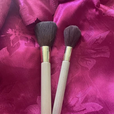 elizabeth arden vintage cosmetic brush x 2 gold plated ribbed face body 4 & 6 cm - Image 1 of 4
