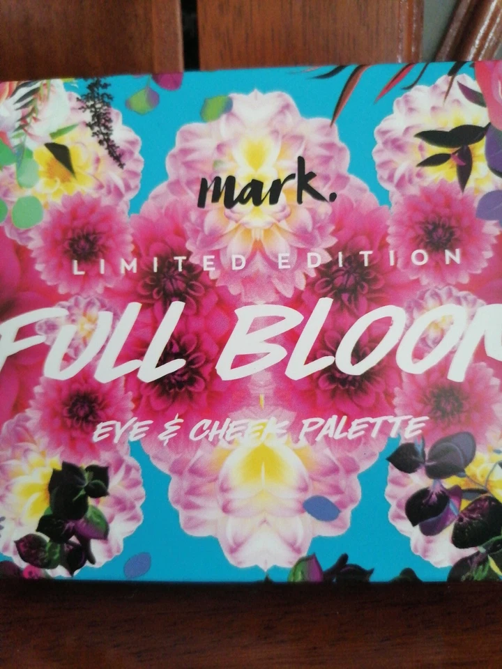 Avon Mark Limited Edition Full Bloom Eye and Cheek Palette New FAST DESPATCH - Image 2 of 4