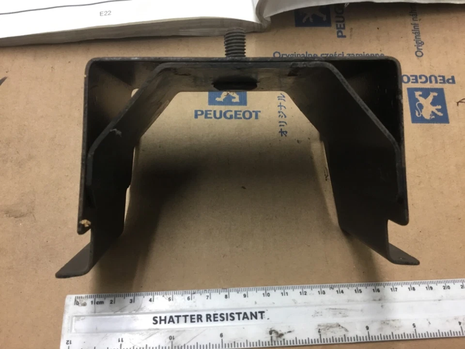 PEUGEOT 504 1973-1983 Station Wagon Estate parachoques central trasero soporte 742017 Foto 3 de 4