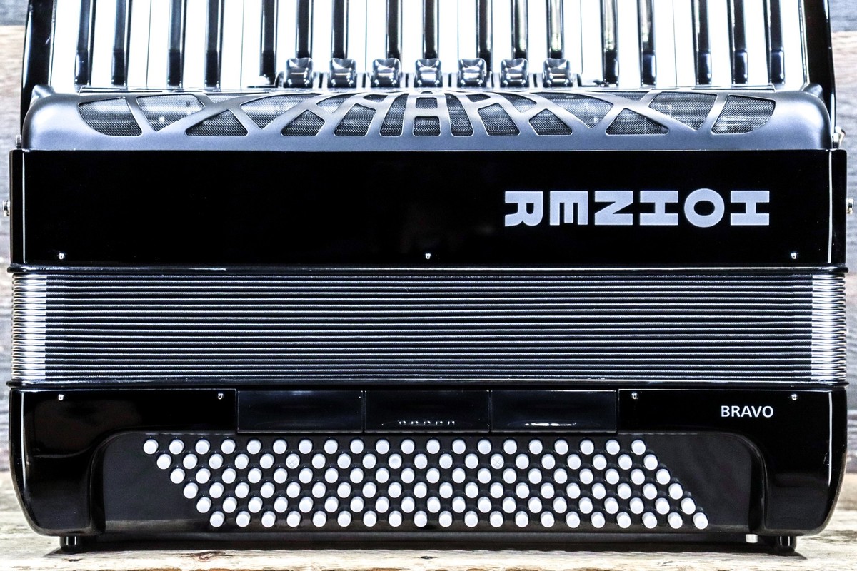 Hohner Bravo III 120 Black 120-Bass 41-Silent Key 3-Voice Piano