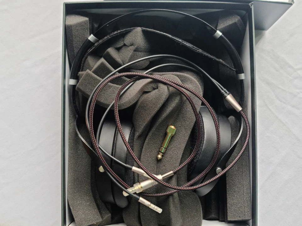 HIFIMAN Sundara Planar Magnetic Headphones with replacement pads and cable - Image 3 of 4