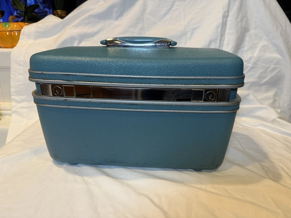 Vintage Samsonite Silhouette Train Case Luggage Blue Color, Pockets 1960’s - Image 3 of 4