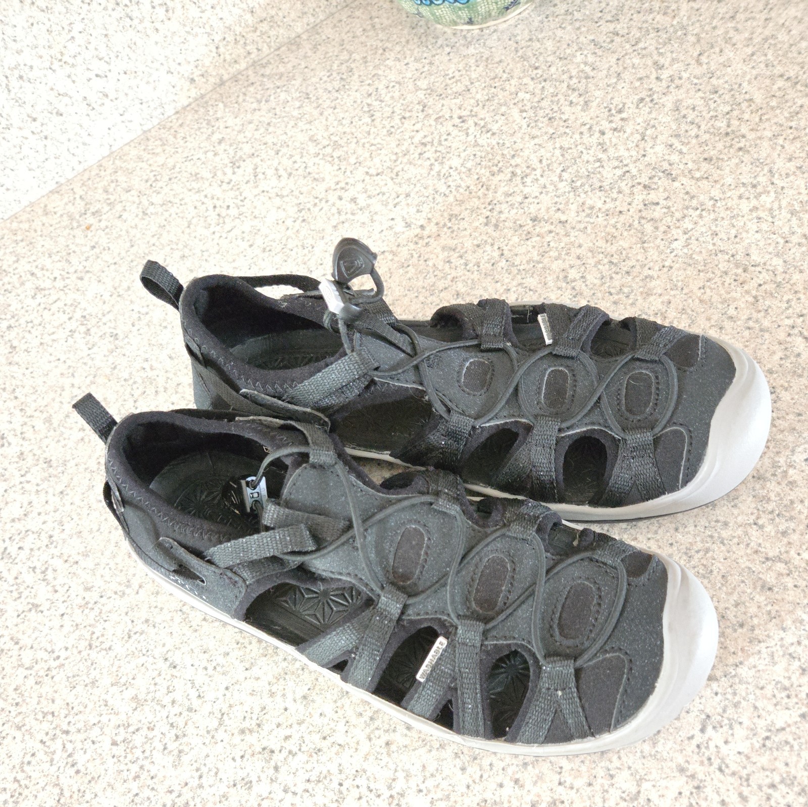 Sandali da trekking impermeabili Keen giovani 4 neri con gancio e passante comodi 1018360