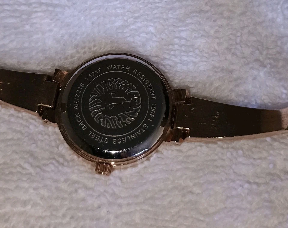 Reloj para mujer Anne Klein con acento de diamantes de aleación en tono oro rosa AK-2216BLRG Foto 4 de 4