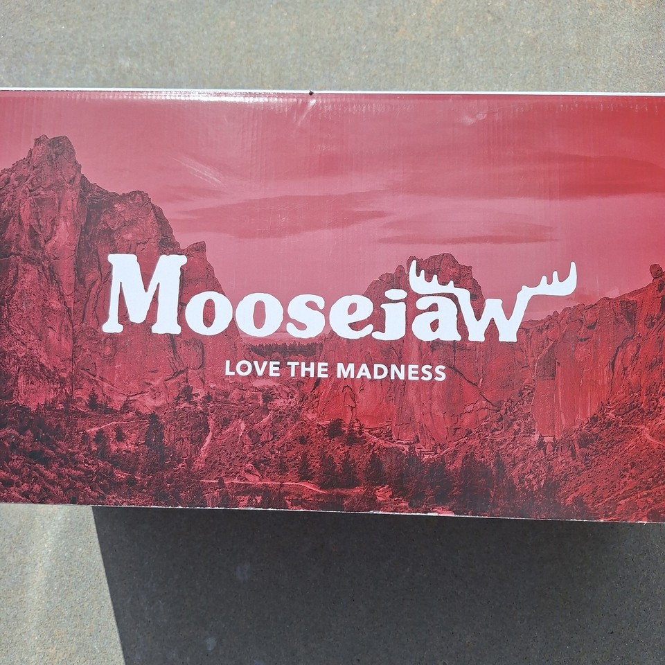 New Moosejaw Comfortress 8Person Tent w/Fiberglass Poles Steel Blue