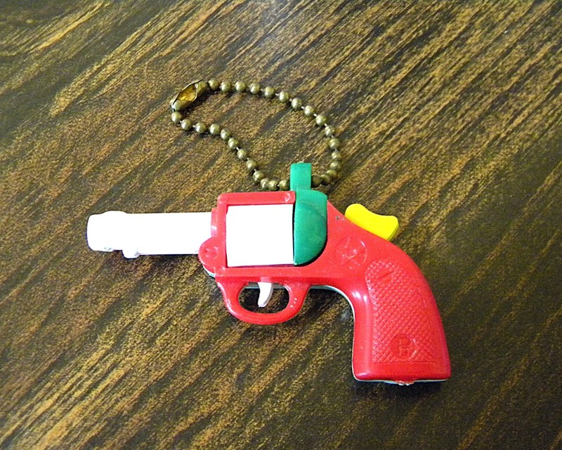 Roy Rogers Plastic Straight Shooter Pistol Pull Apart Puzzle Keychain