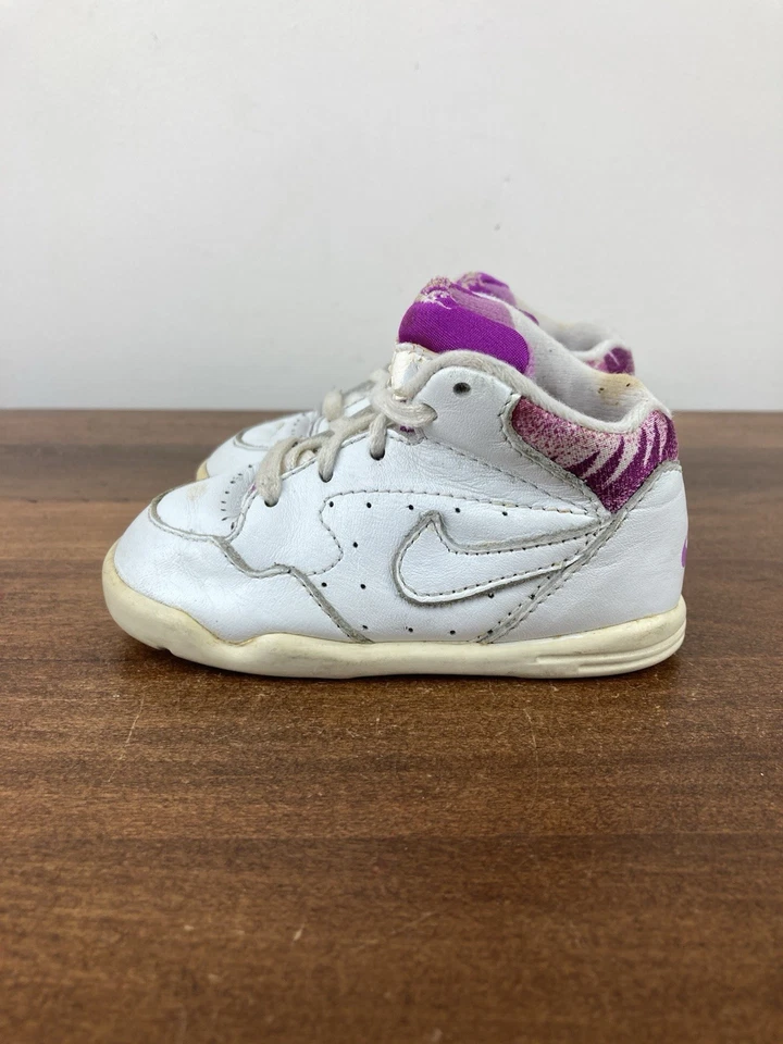 Zapatillas deportivas vintage de cuna Nike para bebé niña talla 4,5 92-01-03XC2 blancas de los años 90 Foto 2 de 4