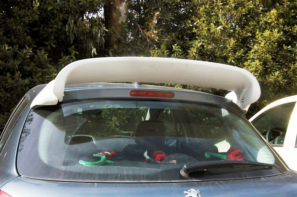 Aileron pour Peugeot 207 apprêté avec surface lisse prête à peindre