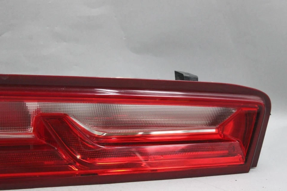 Luz trasera izquierda montada en cuarto de cuarto LT Base 16-18 Chevrolet Camaro OEM #40939 Foto 2 de 4