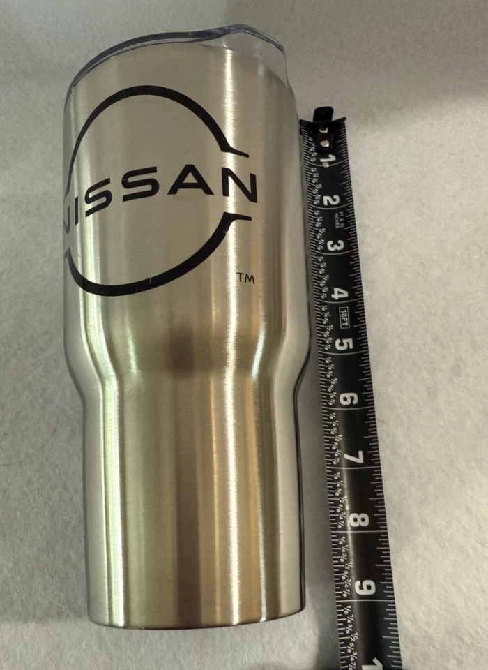 Vaso de viaje Nissan de acero inoxidable plateado con aislamiento de doble pared Foto 2 de 4