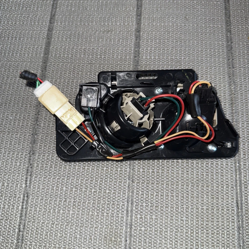 2011 - 2014 Toyota Sienna Rear Left Side Interior Courtesy Light Lamp OEM - Image 3 of 3