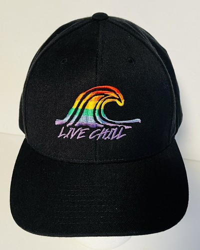 LIVE CHILL Mütze Kappe Regenbogenwelle schwarz Druckknopflasche Einheitsgröße Erwachsene Strand Surfen Yupoong neu ohne Etikett
