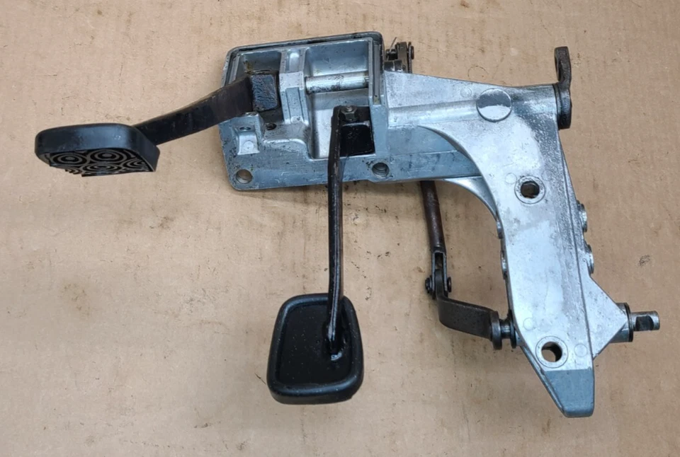 65-68 Alfa Romeo Giulia Sprint GT PISO 105 embrague izquierdo pedal montaje caja 66 67 Foto 3 de 4