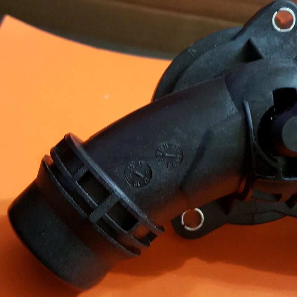 BMW Serie 3 325i 2003 carcasa termostato moto con termostato 97 c Foto 2 de 4