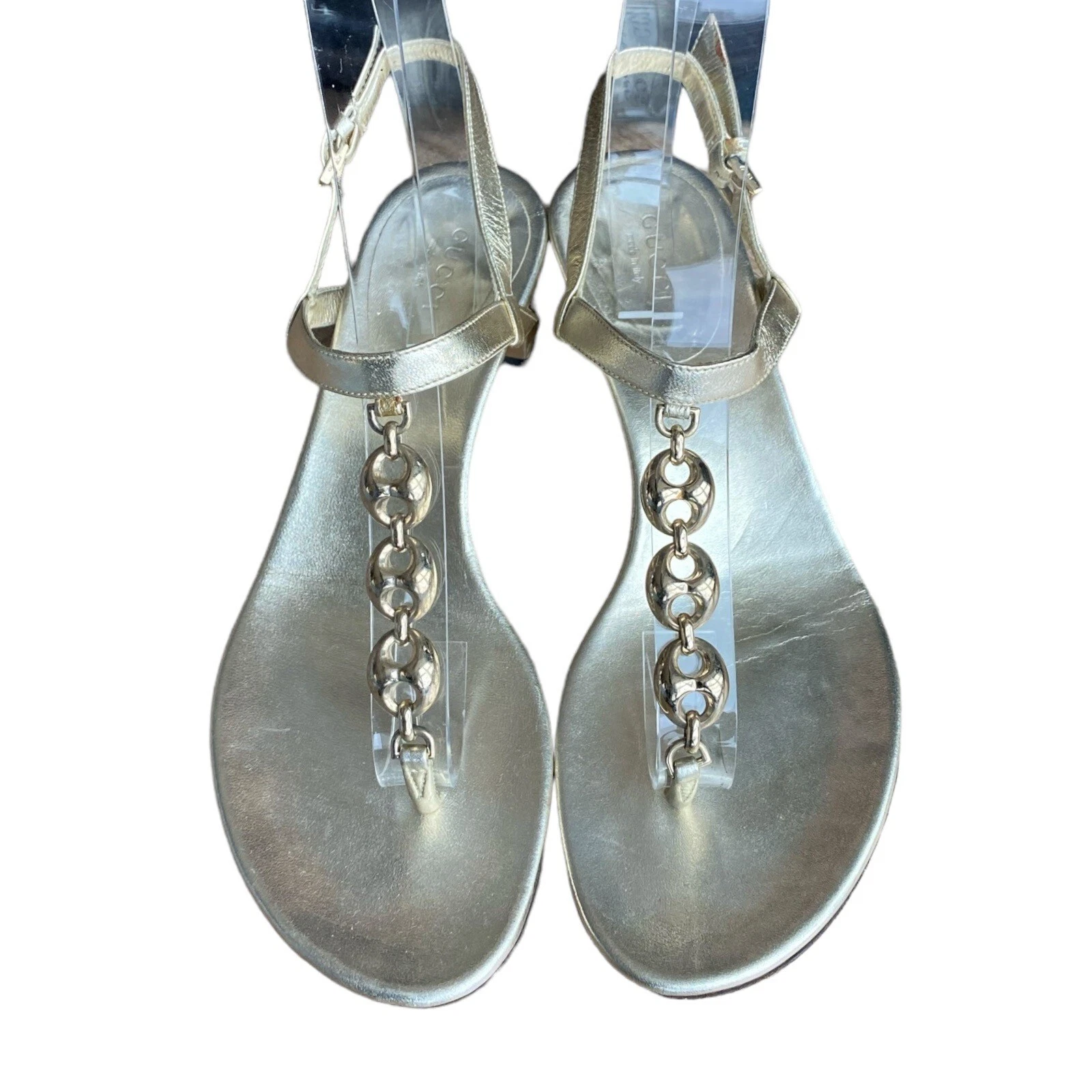 Sandales talons talons à sangle en T chaîne GUCCI en cuir doré métallique, taille 36