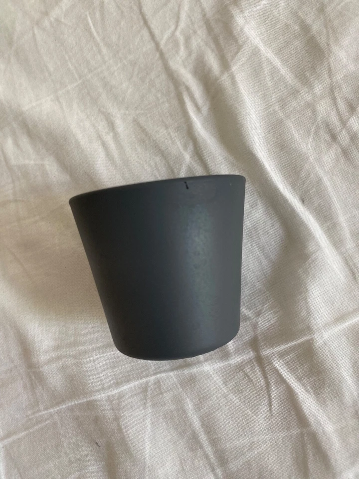 Kleiner grauer Übertopf