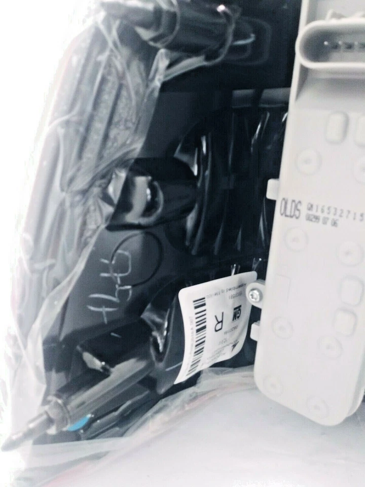 .Para 15131581 GM2801233 Derecha Nueva Luz Trasera Lámpara Lado Pasajero Derecha Mano Rainier Foto 3 de 4