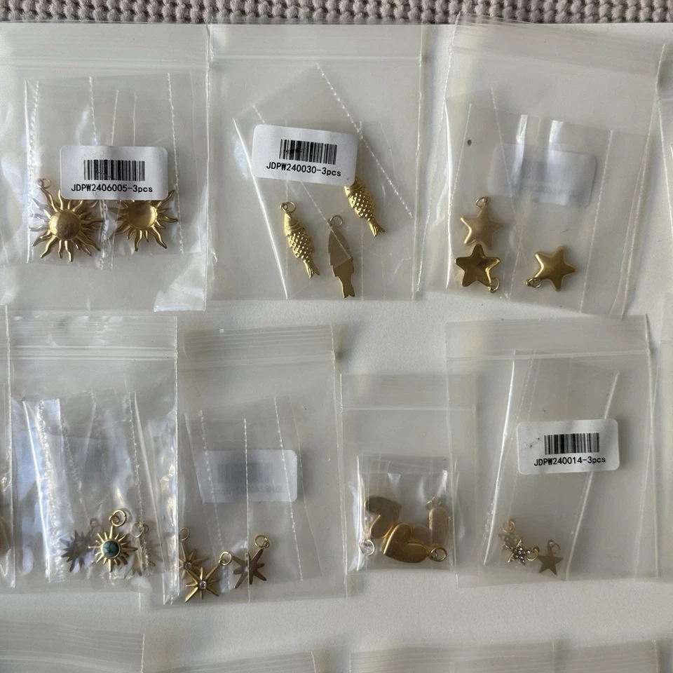 Lote al por mayor de 72 dijes impermeables chapados en oro de 18 quilates de acero inoxidable Foto 3 de 4