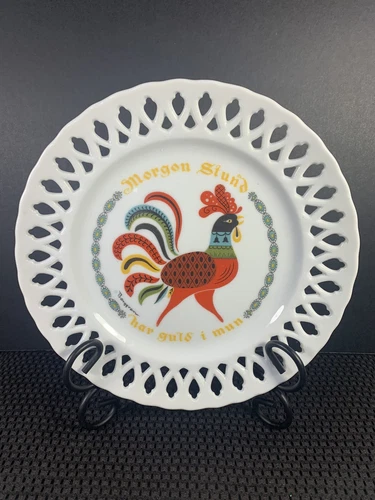 Vtg Berggren Trayner Rooster Lattice Edge 9” Milk Glass Wall Plate