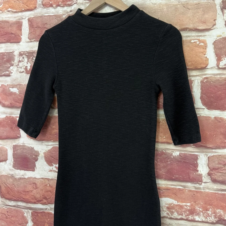 Vestido Zara Mujer Pequeño Negro Texturizado Tejido Cuello Simulado Bodycon Elástico Midi Foto 4 de 4
