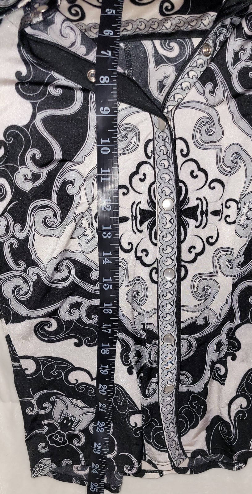 Cache Black And White Form Fitting Snap Button Sh… - image 17